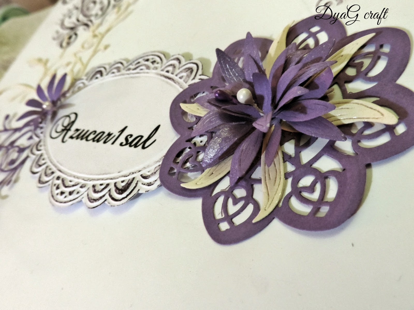 cutie decorativa cu floare culoarea lavanda